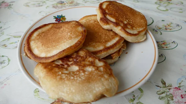 Kleine Pfannkuchen Liegen Auf Dem Teller — Stockfoto