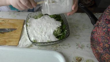 Aşçı taze sebze salatası hazırlar.