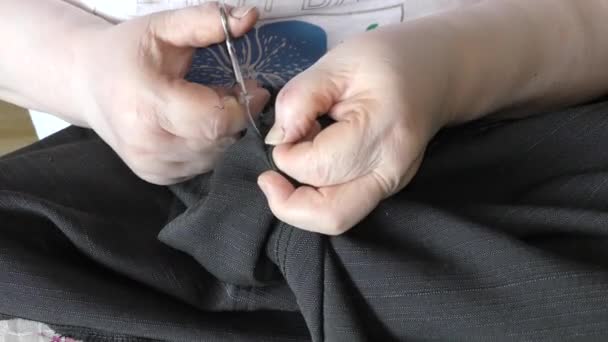 Une Couturière Femme Répare Les Vêtements — Video