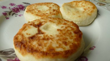 Süzme peynirden yapılmış peynirli kekler.