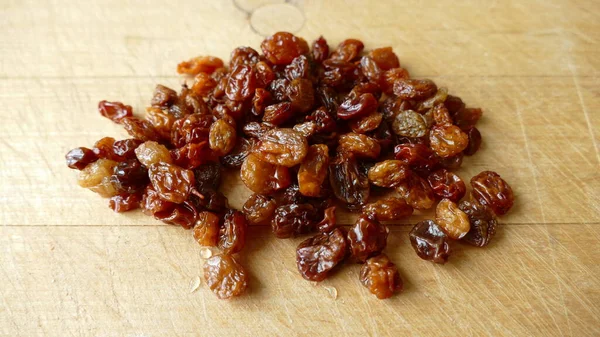 Raisins Secs Sont Dispersés Sur Sol Bois — Photo