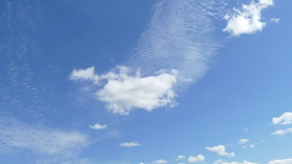 Weiße Wolken Blauen Himmel — Stockfoto