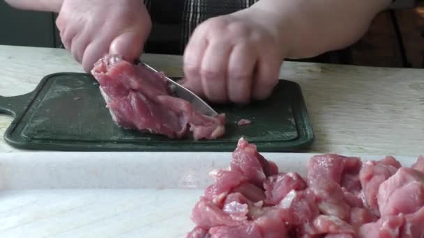 Повар Режет Мясо Свинины Кусочки — стоковое видео