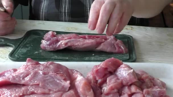 Повар Режет Мясо Свинины Кусочки — стоковое видео