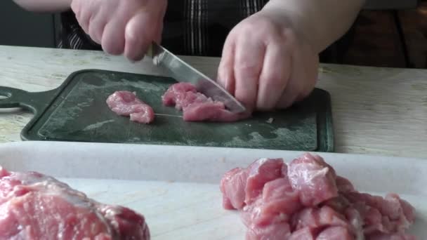 Koch Schneidet Das Schweinefleisch Stücke — Stockvideo