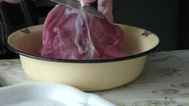Aşçı domuz etini parçalara ayırır.