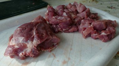 Tahtada dilimlenmiş çiğ domuz eti