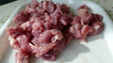 Tahtada dilimlenmiş çiğ domuz eti