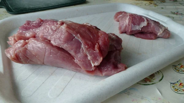 ボード上の生豚の肉をスライス — ストック写真