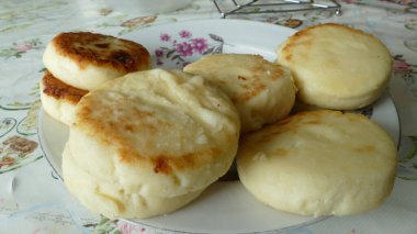 Süzme peynirden yapılmış peynirli kekler.