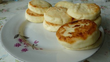 Süzme peynirden yapılmış peynirli kekler.