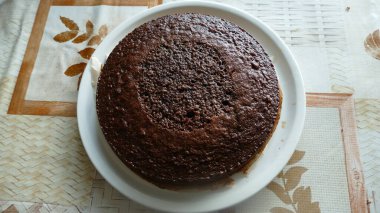 Çikolatalı pasta için bir tabak kekin üzerinde