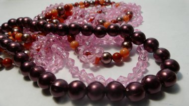 Beyaz bir arka planda mücevher takıyor. 