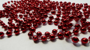 Beyaz bir arka planda mücevher takıyor. 