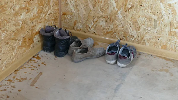 Outdoor Schuhe Stehen Auf Der Veranda — Stockfoto