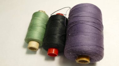 üç farklı renk iplik bobini