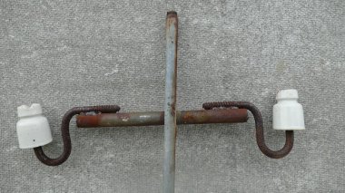 elektrik kabloları için seramik izolatörler