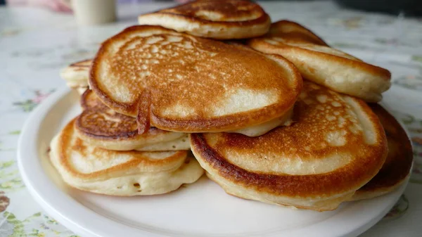 Petites Crêpes Sont Sur Une Assiette — Photo