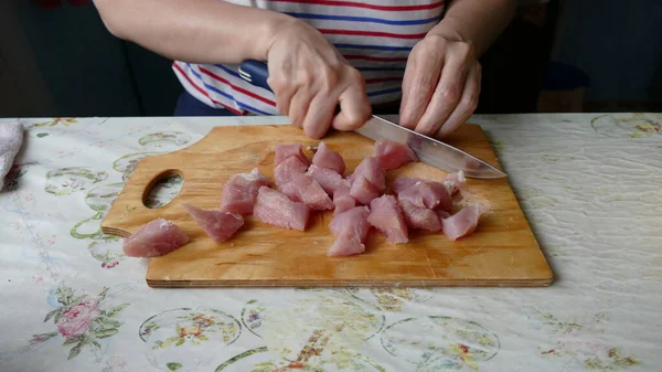 Cocinero Corta Carne Cruda Trozos — Foto de Stock