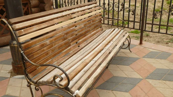 レクリエーションパークの木のベンチ — ストック写真