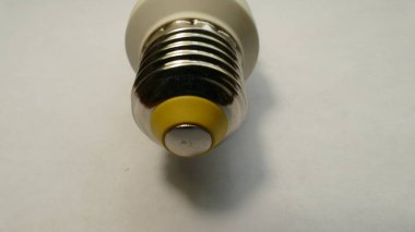 E27 liderliğindeki ampul tabanı