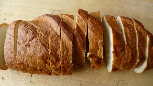 Una Pagnotta Pane Bianco Tagliato Pezzi — Foto Stock