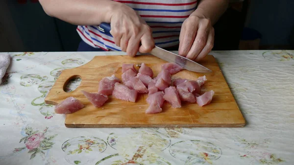 Cocinar Cortes Carne Cruda Con Cuchillo — Foto de Stock