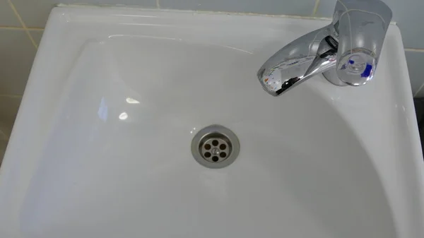 Waschbecken Mit Wasserhahn Der Toilettenaufsicht — Stockfoto