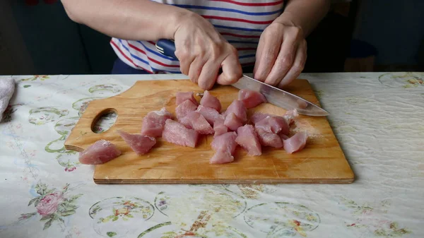 Cocinar Cortes Carne Cruda Con Cuchillo — Foto de Stock