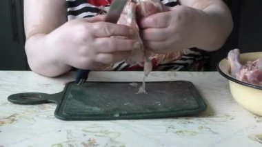 Şef taze tavuk keser.