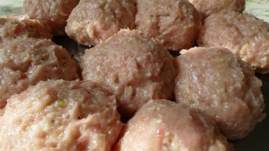Tavuk etinden yapılmış çiğ köfteler.