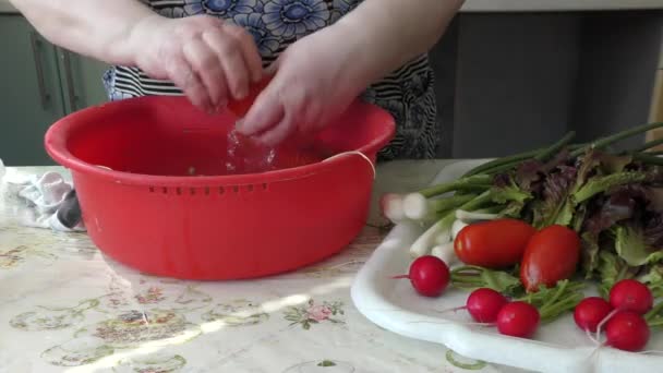 Concept Saine Alimentation Cuisinier Lave Des Légumes Frais Pour Une — Video
