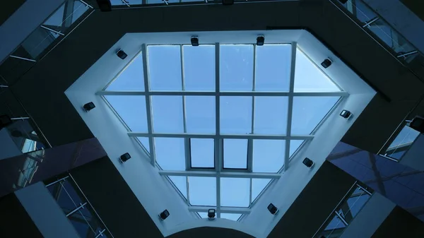 Glasdach Des Gebäudes Von Unten Gesehen — Stockfoto
