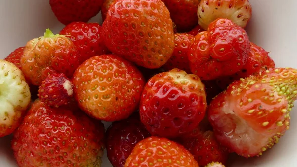 Rote Reife Erdbeeren Auf Einem Weißen Teller — Stockfoto