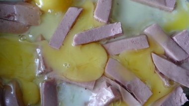 Kızarmış yumurta ve sosisli yumurta.