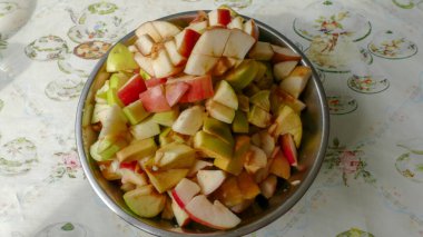 Elmalar küçük parçalara ayrıldı. Sağlıklı gıda konsepti