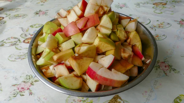 Äpfel Klein Schneiden Konzept Für Gesunde Ernährung — Stockfoto