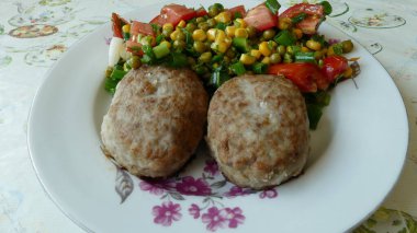 Kızarmış pirzola ve yanında sebze.