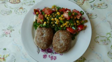 Kızarmış pirzola ve yanında sebze.