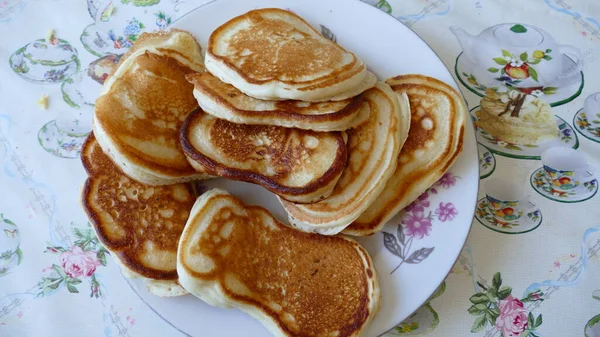 Auf Dem Teller Liegen Kleine Pfannkuchen — Stockfoto