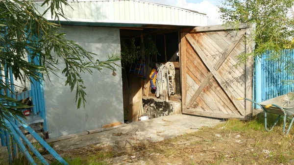 Abrir Porta Garagem Dia Ensolarado — Fotografia de Stock