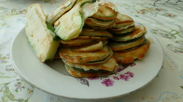 Courgettes Frites Pâte Sur Une Assiette — Photo