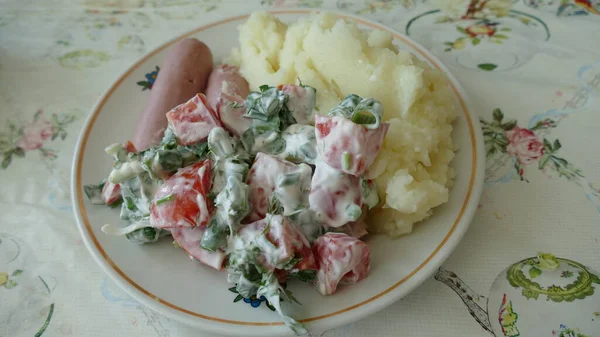 Plato Salchicha Con Puré Papas Ensalada — Foto de Stock