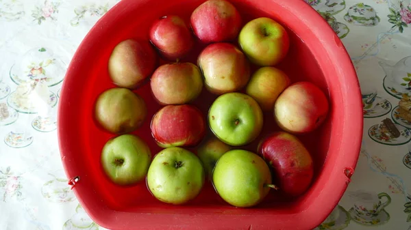 Jablka Jsou Namočená Vodě Umyvadle Royalty Free Stock Obrázky