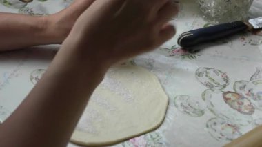 Aşçılar dolgulu turtalar hazırlar.