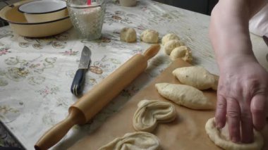 Aşçılar dolgulu turtalar hazırlar.