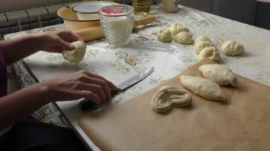 Aşçılar dolgulu turtalar hazırlar.