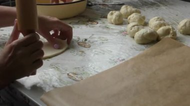 Aşçılar dolgulu turtalar hazırlar.