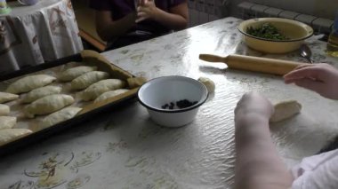 Aşçılar dolgulu turtalar hazırlar.