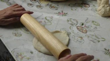 Aşçılar dolgulu turtalar hazırlar.